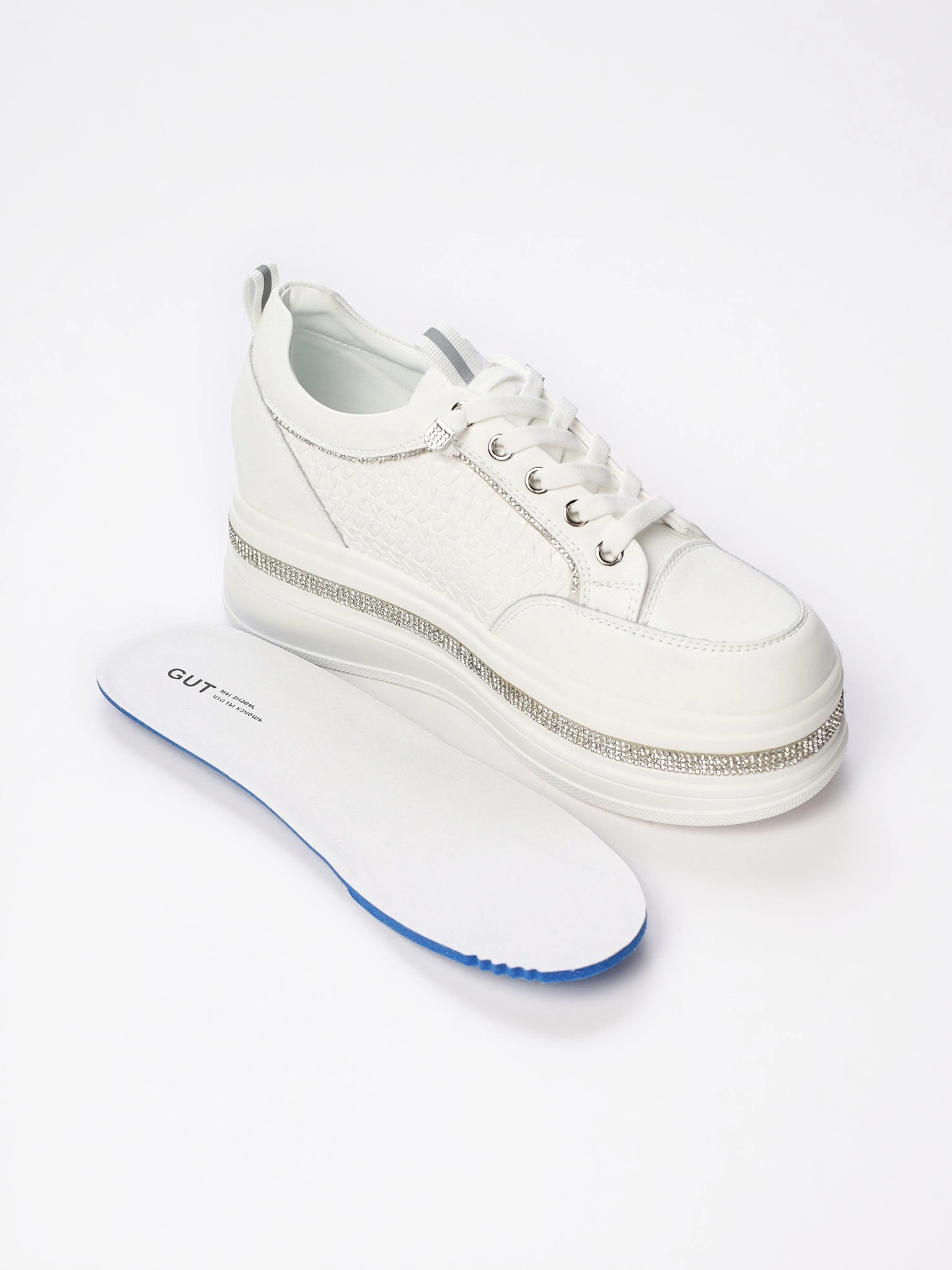 Кеды белого цвета со стразами на высокой платформе